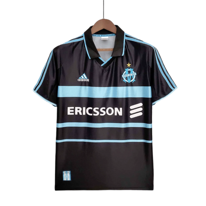 https://cdn.shopify.com/s/files/1/0826/7228/8075/files/19992000-olympique-de-marseille-ericsson-home-retro-kit-classickits433-900795.webp?v=1741199400