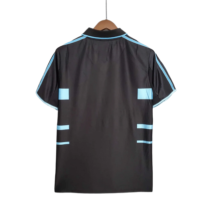 https://cdn.shopify.com/s/files/1/0826/7228/8075/files/19992000-olympique-de-marseille-ericsson-home-retro-kit-classickits433-915630.webp?v=1741199403