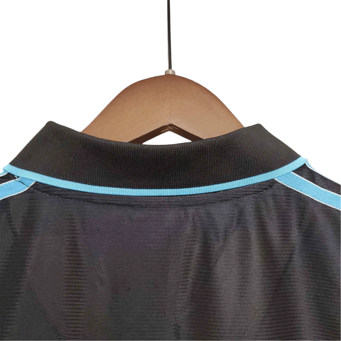 https://cdn.shopify.com/s/files/1/0826/7228/8075/files/19992000-olympique-de-marseille-ericsson-home-retro-kit-classickits433-957401.webp?v=1741199403