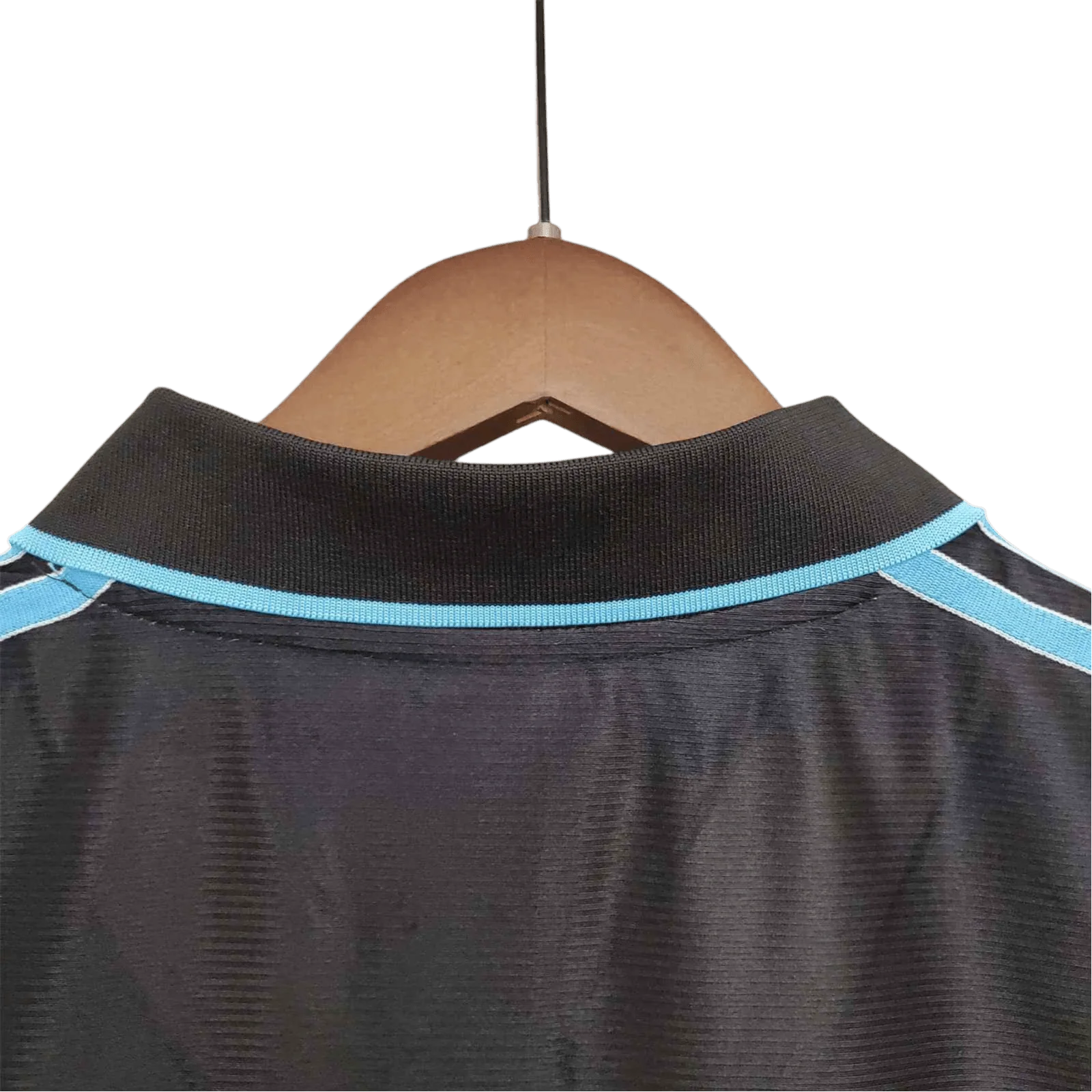 https://cdn.shopify.com/s/files/1/0826/7228/8075/files/19992000-olympique-de-marseille-ericsson-home-retro-kit-classickits433-957401.webp?v=1741199403
