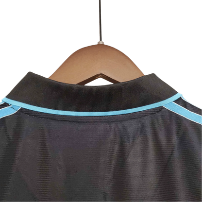 https://cdn.shopify.com/s/files/1/0826/7228/8075/files/19992000-olympique-de-marseille-ericsson-home-retro-kit-classickits433-957401.webp?v=1741199403