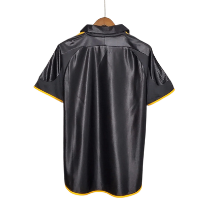 https://cdn.shopify.com/s/files/1/0826/7228/8075/files/19992000-real-madrid-teka-black-away-retro-kit-classickits433-242660.webp?v=1741199018