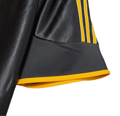 https://cdn.shopify.com/s/files/1/0826/7228/8075/files/19992000-real-madrid-teka-black-away-retro-kit-classickits433-535319.webp?v=1741199018