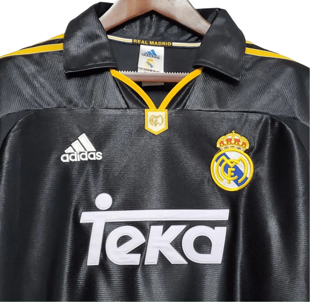 https://cdn.shopify.com/s/files/1/0826/7228/8075/files/19992000-real-madrid-teka-black-away-retro-kit-classickits433-902729.webp?v=1741199018