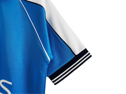 https://cdn.shopify.com/s/files/1/0826/7228/8075/files/19992001-manchester-city-eidos-home-retro-kit-classickits433-128916.webp?v=1741199200