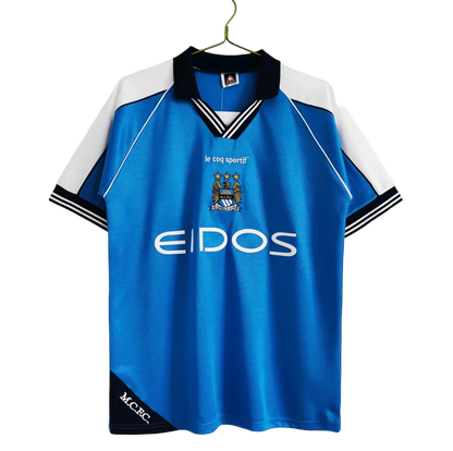 https://cdn.shopify.com/s/files/1/0826/7228/8075/files/19992001-manchester-city-eidos-home-retro-kit-classickits433-139362.webp?v=1741199200