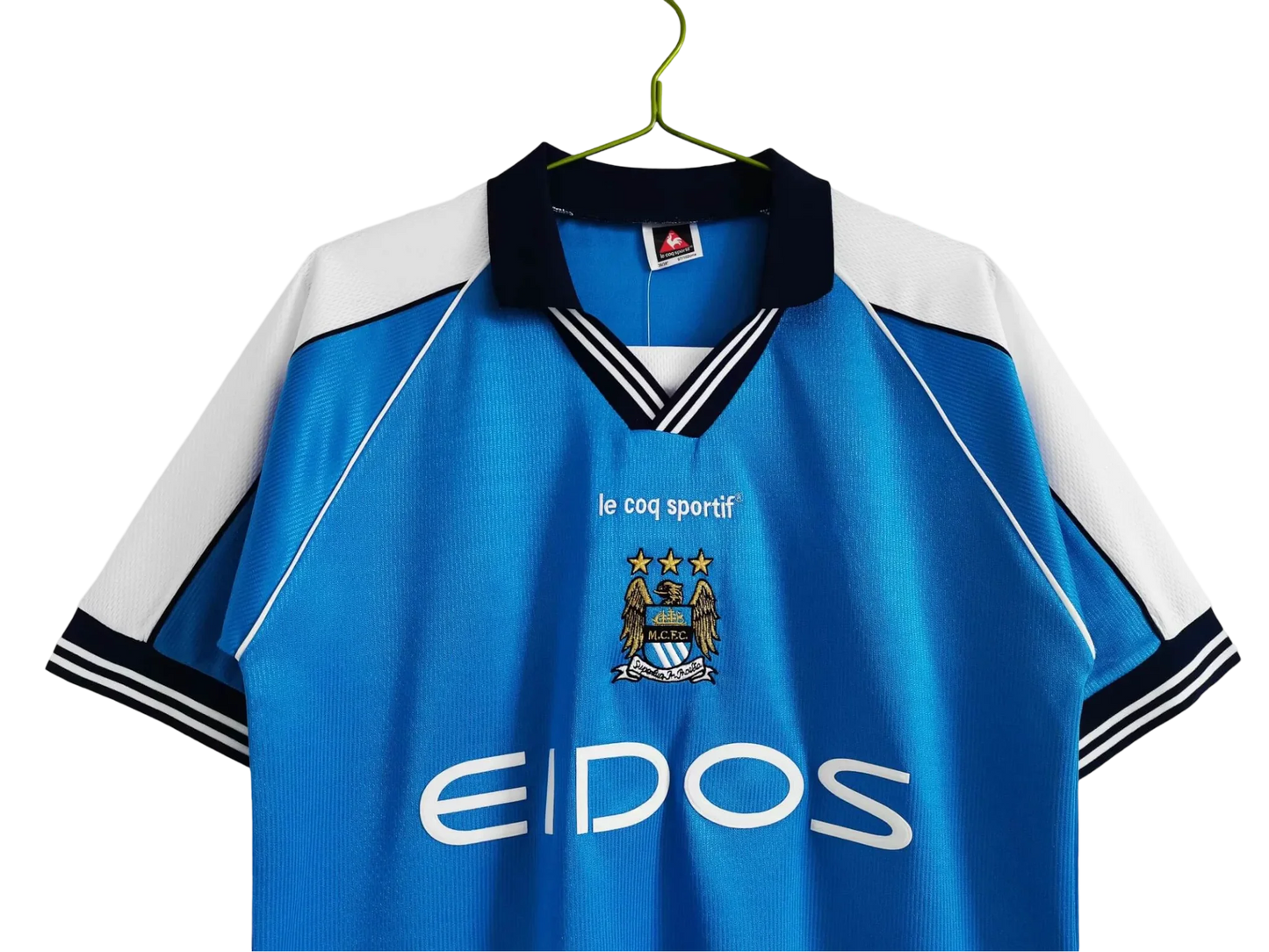 https://cdn.shopify.com/s/files/1/0826/7228/8075/files/19992001-manchester-city-eidos-home-retro-kit-classickits433-162597.webp?v=1741199201