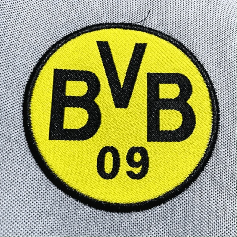 https://cdn.shopify.com/s/files/1/0826/7228/8075/files/2000-borussia-dortmund-eon-away-retro-kit-classickits433-166160.webp?v=1741197748
