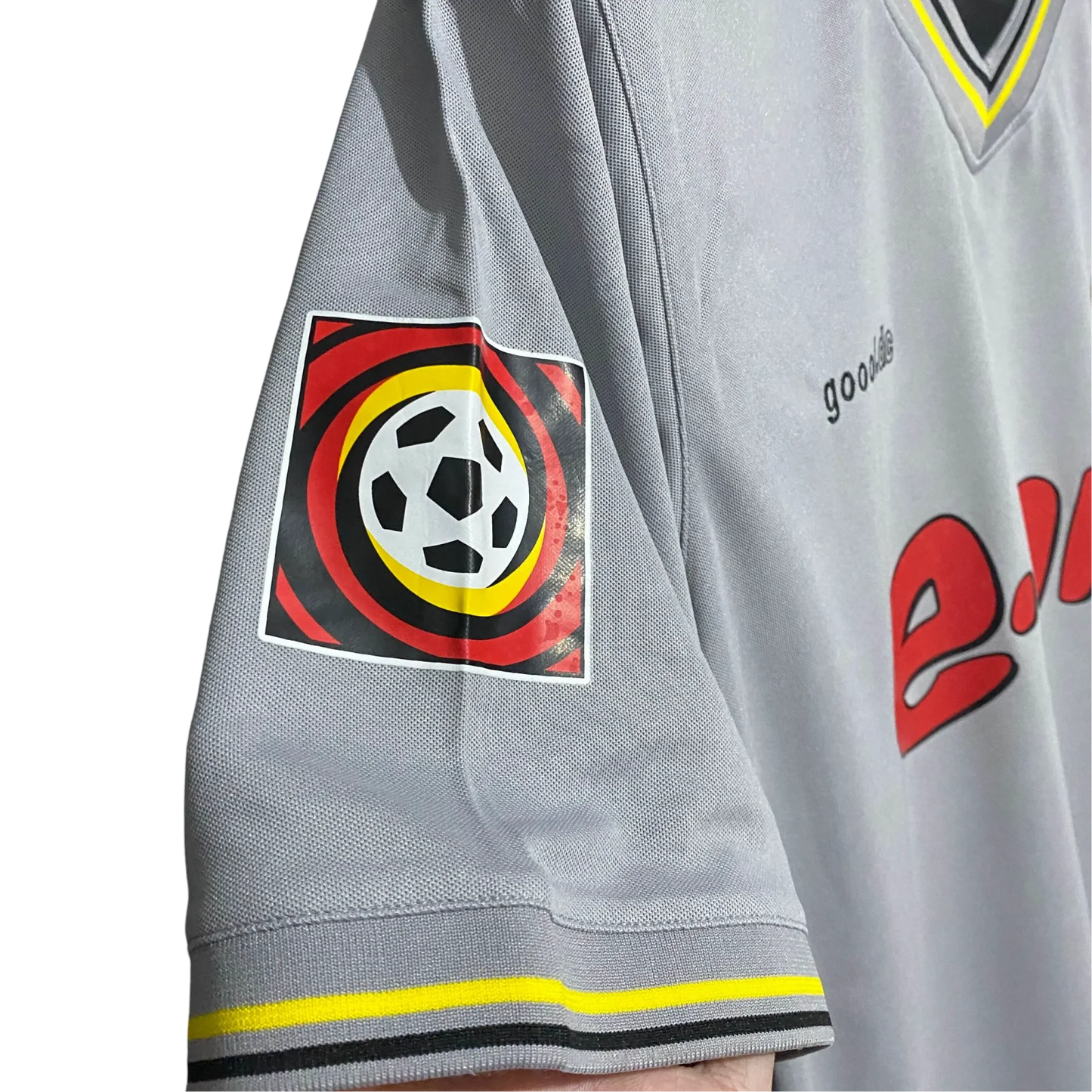 https://cdn.shopify.com/s/files/1/0826/7228/8075/files/2000-borussia-dortmund-eon-away-retro-kit-classickits433-361459.webp?v=1741197750