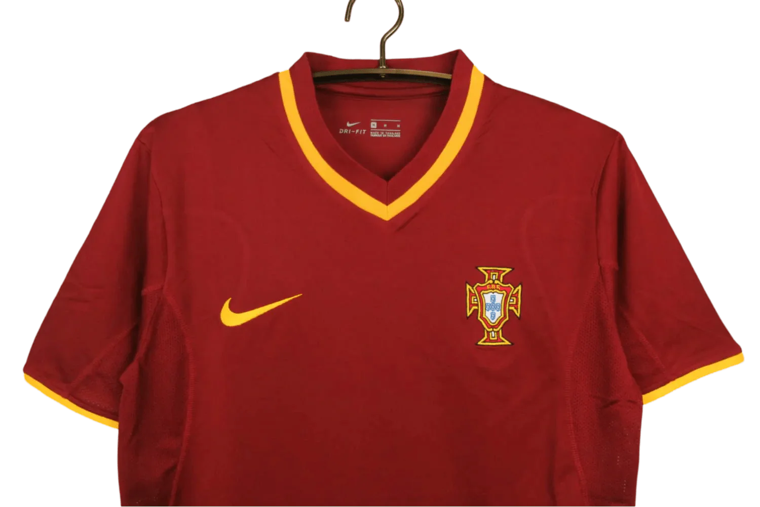 https://cdn.shopify.com/s/files/1/0826/7228/8075/files/2000-portugal-home-retro-kit-232522.webp?v=1741197031