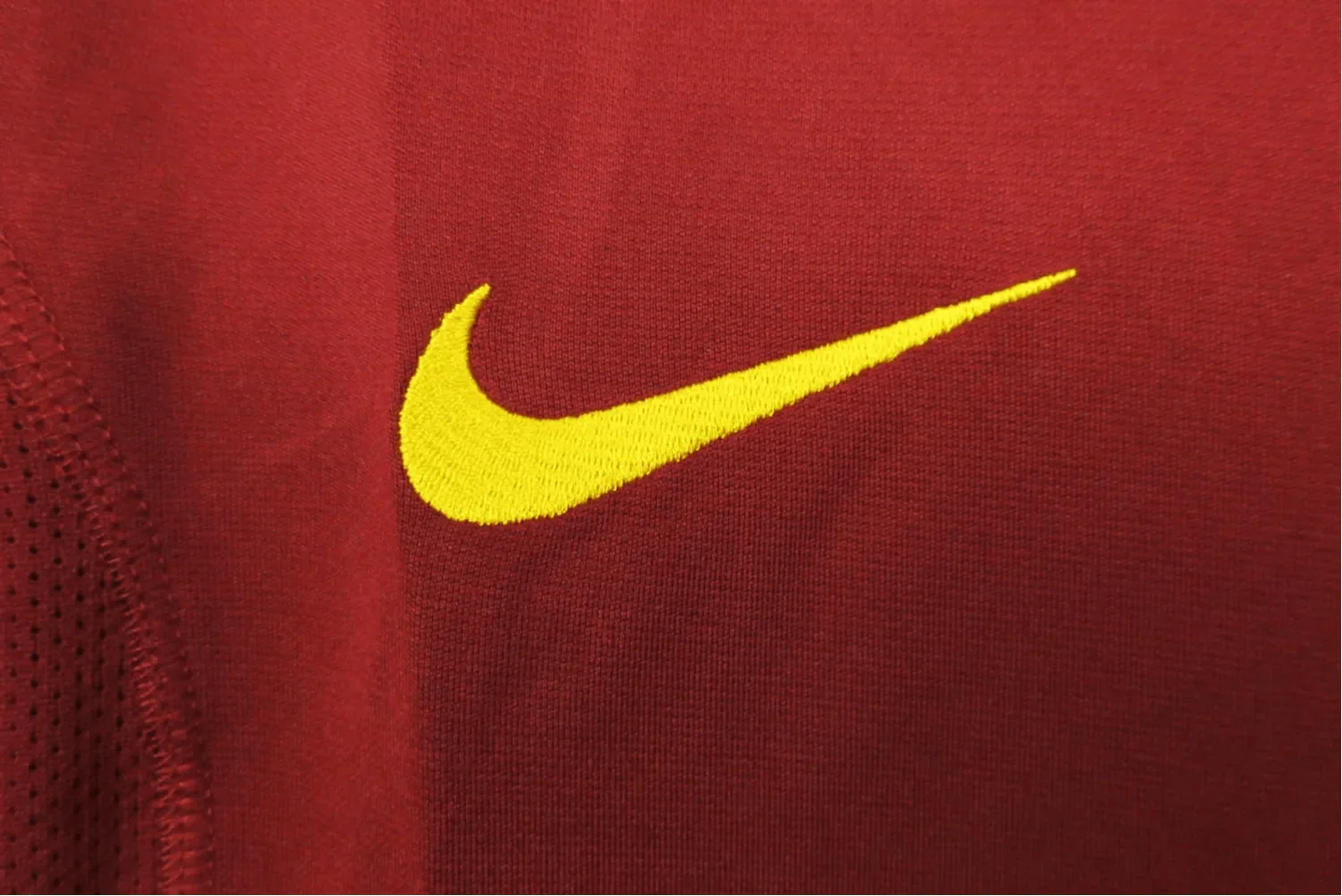 https://cdn.shopify.com/s/files/1/0826/7228/8075/files/2000-portugal-home-retro-kit-358723.webp?v=1741197033