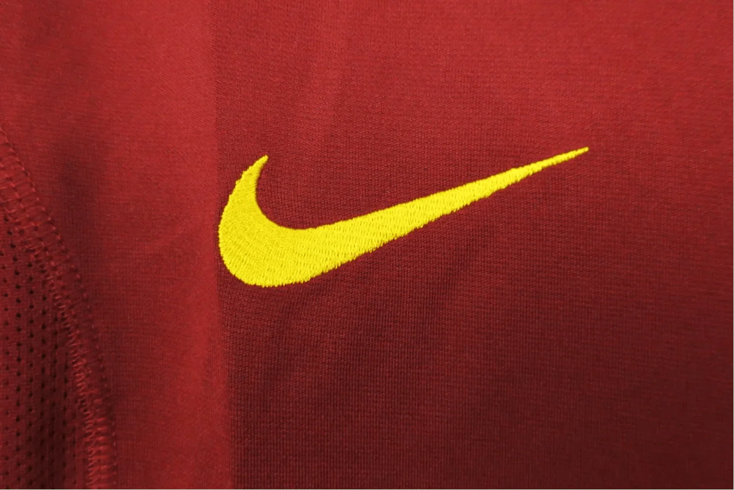 https://cdn.shopify.com/s/files/1/0826/7228/8075/files/2000-portugal-home-retro-kit-358723.webp?v=1741197033