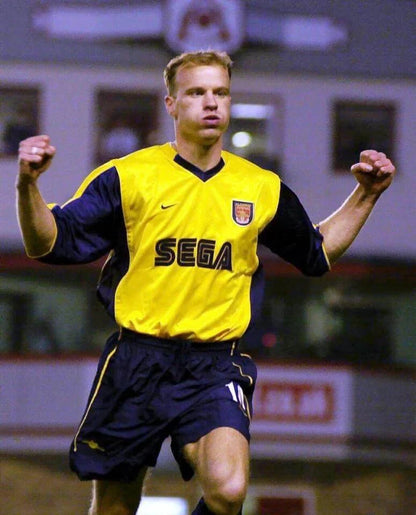 https://cdn.shopify.com/s/files/1/0826/7228/8075/files/20002001-arsenal-sega-yellow-away-retro-kit-classickits433-972207.webp?v=1741199337