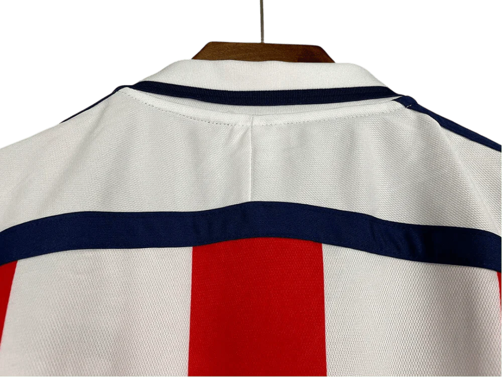 https://cdn.shopify.com/s/files/1/0826/7228/8075/files/20002001-bayern-munich-opel-away-white-retro-kit-classickits433-502566.webp?v=1741199349
