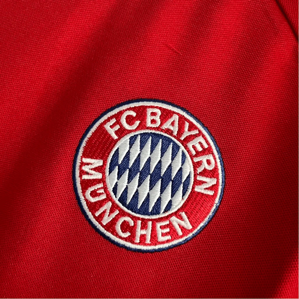 https://cdn.shopify.com/s/files/1/0826/7228/8075/files/20002001-bayern-munich-opel-home-retro-kit-classickits433-162446.webp?v=1741197753