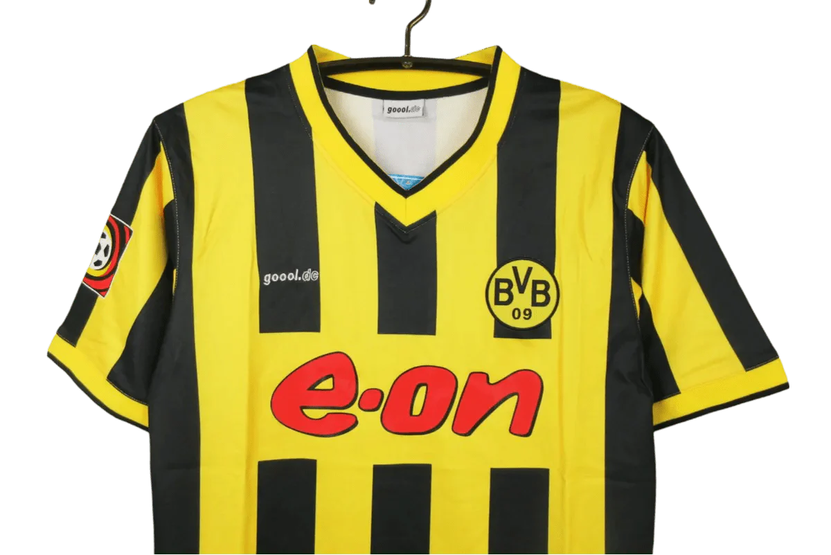 https://cdn.shopify.com/s/files/1/0826/7228/8075/files/20002001-borussia-dortmund-eon-home-retro-kit-classickits433-132328.webp?v=1741197740