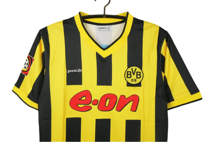 https://cdn.shopify.com/s/files/1/0826/7228/8075/files/20002001-borussia-dortmund-eon-home-retro-kit-classickits433-132328.webp?v=1741197740