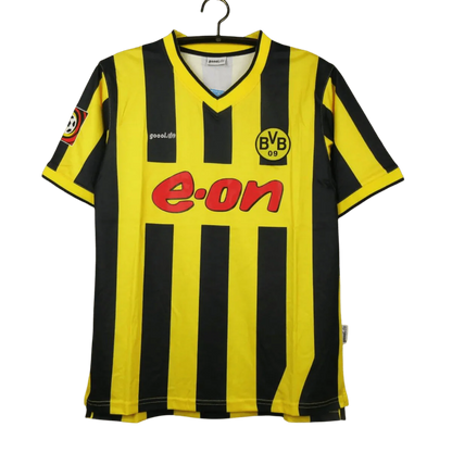 https://cdn.shopify.com/s/files/1/0826/7228/8075/files/20002001-borussia-dortmund-eon-home-retro-kit-classickits433-290525.webp?v=1741197742
