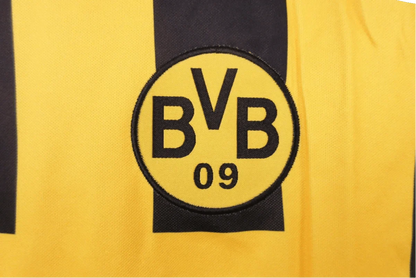 https://cdn.shopify.com/s/files/1/0826/7228/8075/files/20002001-borussia-dortmund-eon-home-retro-kit-classickits433-407595.webp?v=1741197739