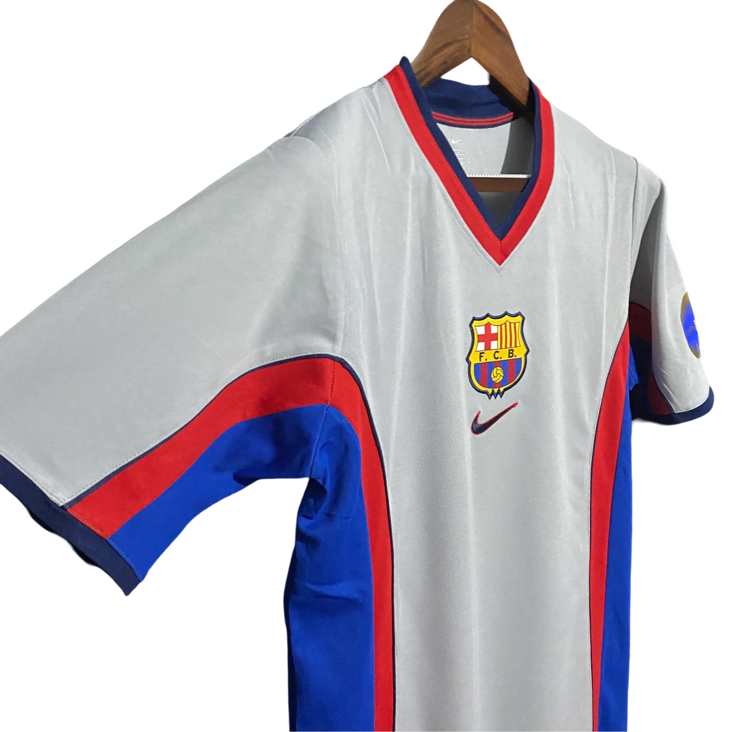https://cdn.shopify.com/s/files/1/0826/7228/8075/files/20002001-fc-barcelona-away-retro-kit-classickits433-461498.webp?v=1741197543