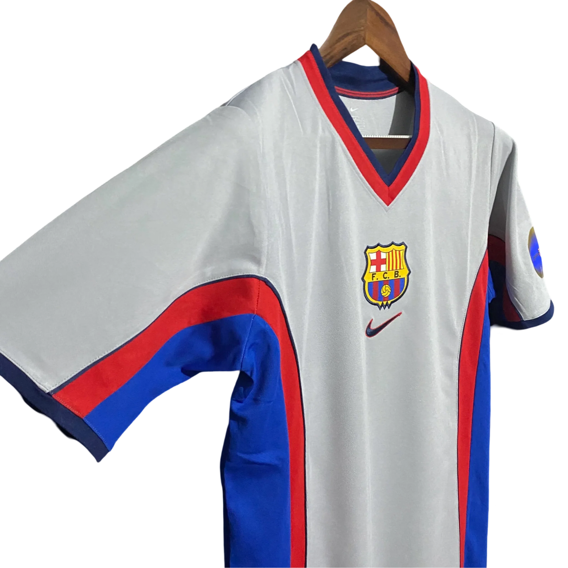 https://cdn.shopify.com/s/files/1/0826/7228/8075/files/20002001-fc-barcelona-away-retro-kit-classickits433-461498.webp?v=1741197543