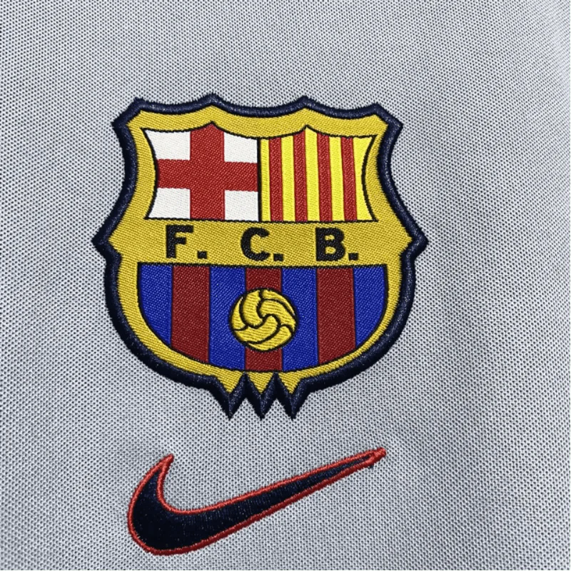 https://cdn.shopify.com/s/files/1/0826/7228/8075/files/20002001-fc-barcelona-away-retro-kit-classickits433-466167.webp?v=1741197544
