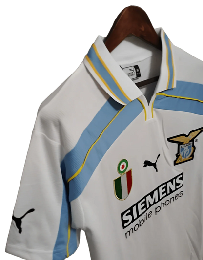 https://cdn.shopify.com/s/files/1/0826/7228/8075/files/20002001-lazio-siemens-away-retro-kit-classickits433-399281.webp?v=1741199044