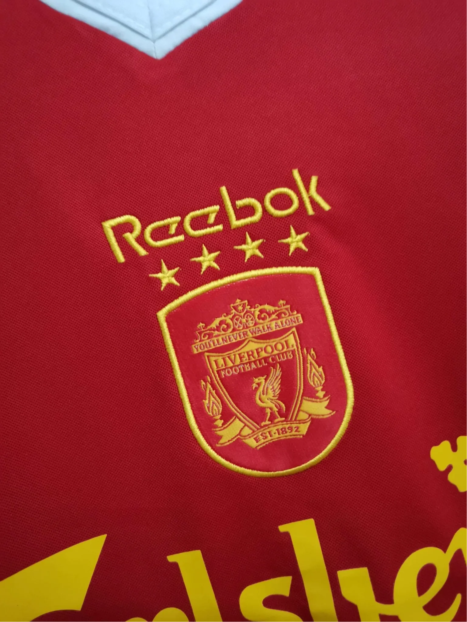 https://cdn.shopify.com/s/files/1/0826/7228/8075/files/20002001-liverpooi-carlsberg-home-retro-kit-classickits433-194295.webp?v=1741197840