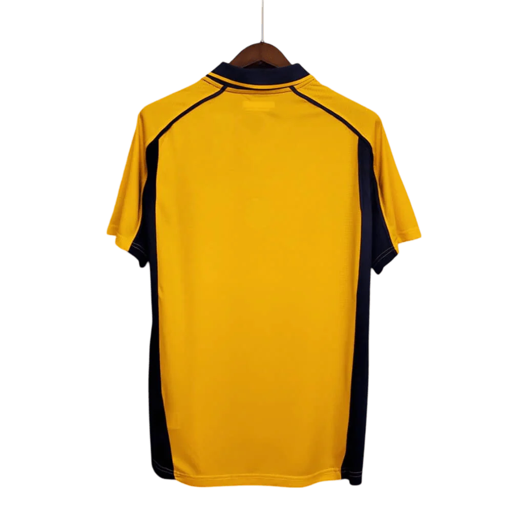 https://cdn.shopify.com/s/files/1/0826/7228/8075/files/20002001-liverpool-carlsberg-yellow-away-retro-kit-classickits433-396633.webp?v=1741199192