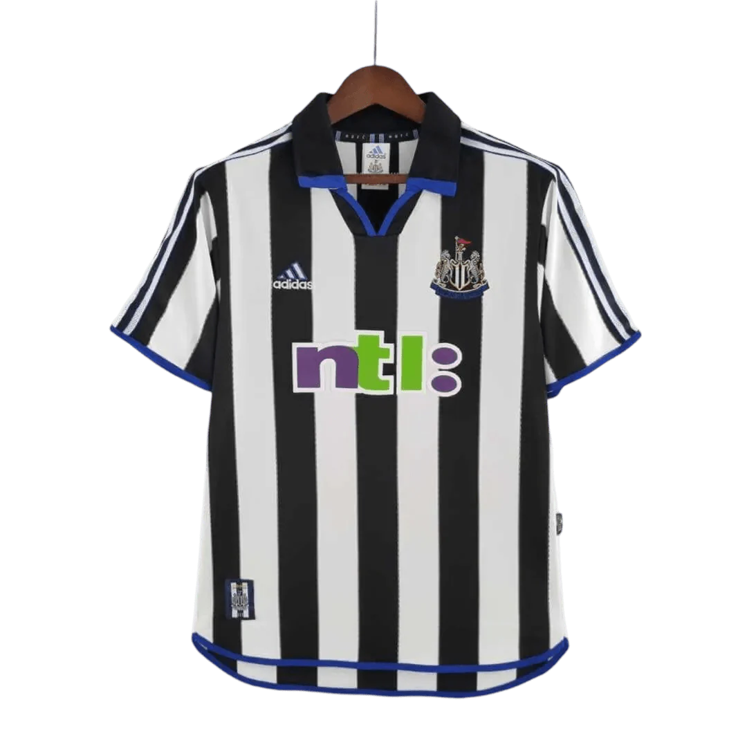 https://cdn.shopify.com/s/files/1/0826/7228/8075/files/20002001-newcastle-utd-ntl-home-retro-kit-classickits433-151473.webp?v=1741197843