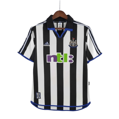 https://cdn.shopify.com/s/files/1/0826/7228/8075/files/20002001-newcastle-utd-ntl-home-retro-kit-classickits433-151473.webp?v=1741197843