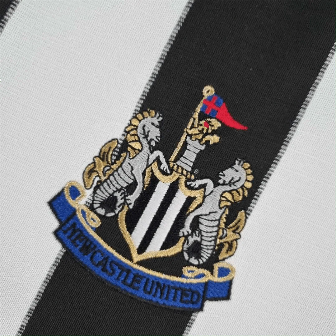 https://cdn.shopify.com/s/files/1/0826/7228/8075/files/20002001-newcastle-utd-ntl-home-retro-kit-classickits433-393788.webp?v=1741197848