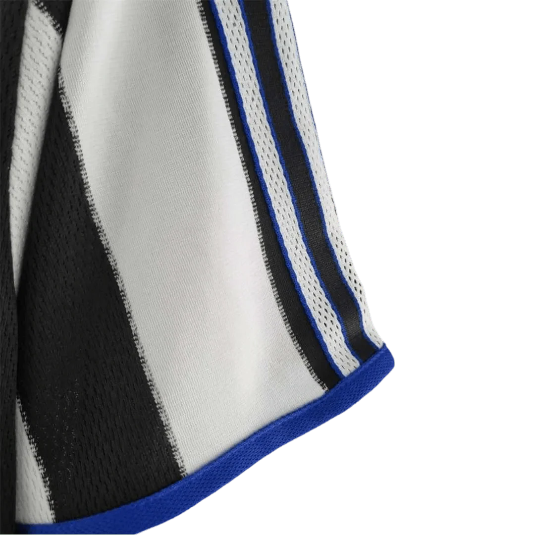 https://cdn.shopify.com/s/files/1/0826/7228/8075/files/20002001-newcastle-utd-ntl-home-retro-kit-classickits433-556055.webp?v=1741197847