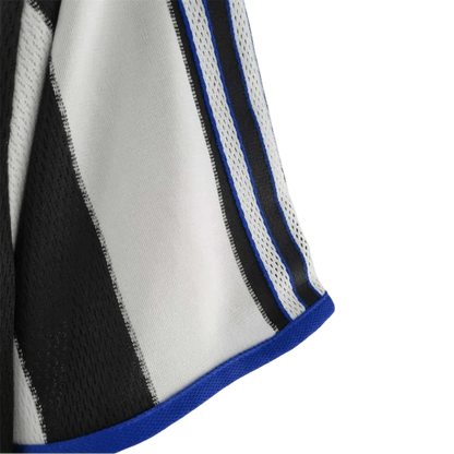 https://cdn.shopify.com/s/files/1/0826/7228/8075/files/20002001-newcastle-utd-ntl-home-retro-kit-classickits433-556055.webp?v=1741197847