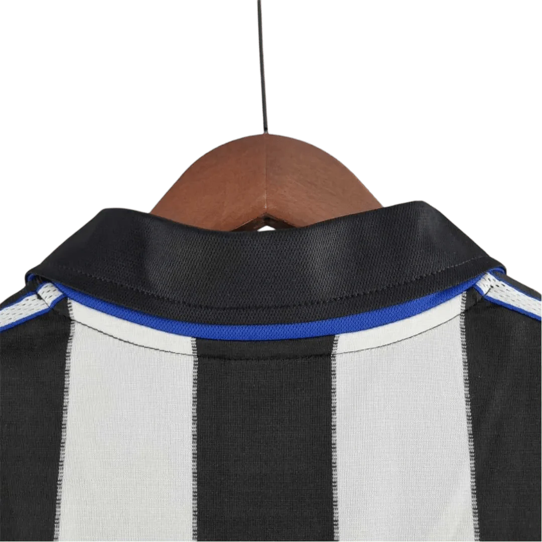 https://cdn.shopify.com/s/files/1/0826/7228/8075/files/20002001-newcastle-utd-ntl-home-retro-kit-classickits433-671702.webp?v=1741197847