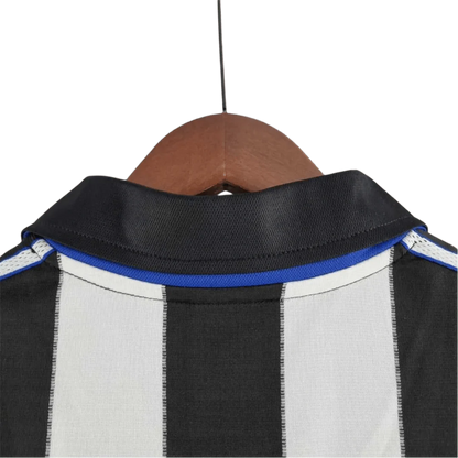 https://cdn.shopify.com/s/files/1/0826/7228/8075/files/20002001-newcastle-utd-ntl-home-retro-kit-classickits433-671702.webp?v=1741197847