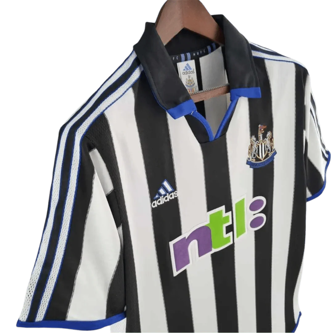 https://cdn.shopify.com/s/files/1/0826/7228/8075/files/20002001-newcastle-utd-ntl-home-retro-kit-classickits433-805763.webp?v=1741197843