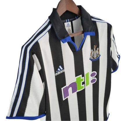 https://cdn.shopify.com/s/files/1/0826/7228/8075/files/20002001-newcastle-utd-ntl-home-retro-kit-classickits433-805763.webp?v=1741197843