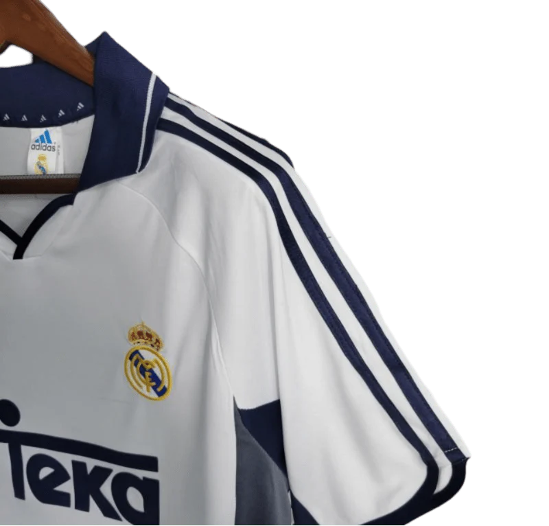 https://cdn.shopify.com/s/files/1/0826/7228/8075/files/20002001-real-madrid-teka-white-home-retro-kit-classickits433-714128.webp?v=1741199025