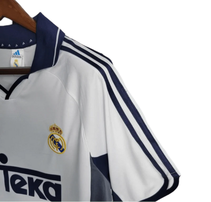 https://cdn.shopify.com/s/files/1/0826/7228/8075/files/20002001-real-madrid-teka-white-home-retro-kit-classickits433-714128.webp?v=1741199025