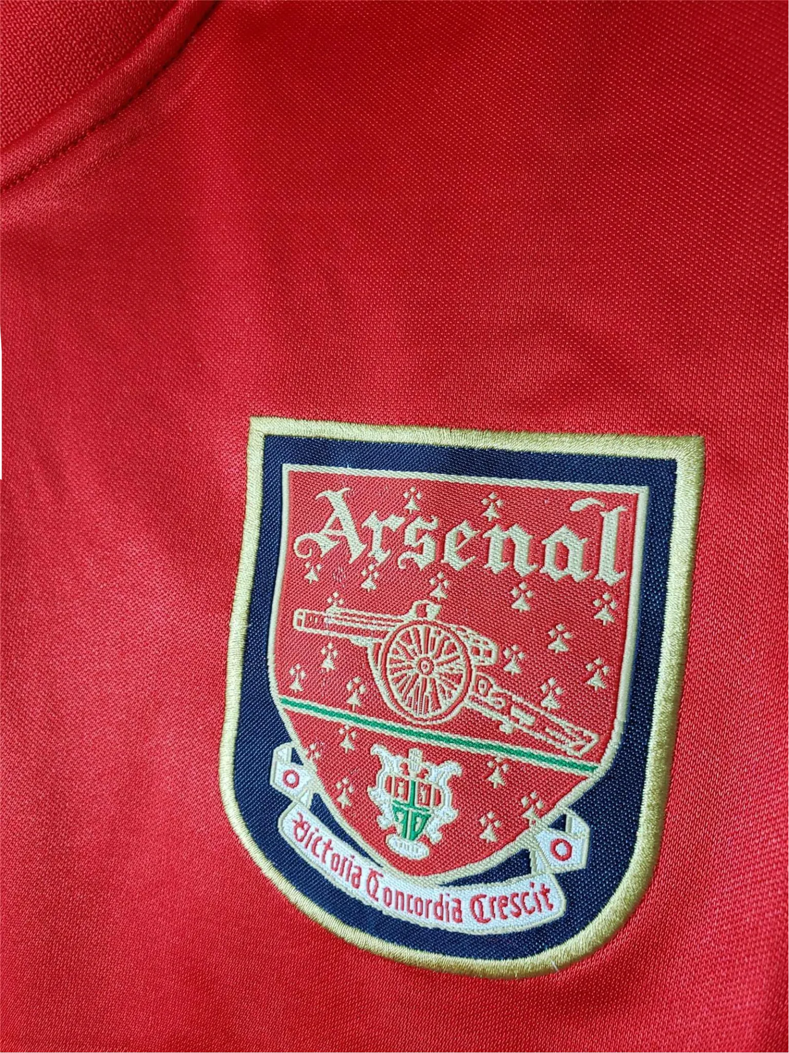 https://cdn.shopify.com/s/files/1/0826/7228/8075/files/20002002-arsenal-dreamcast-home-retro-kit-long-sleeve-classickits433-406212.webp?v=1741198355