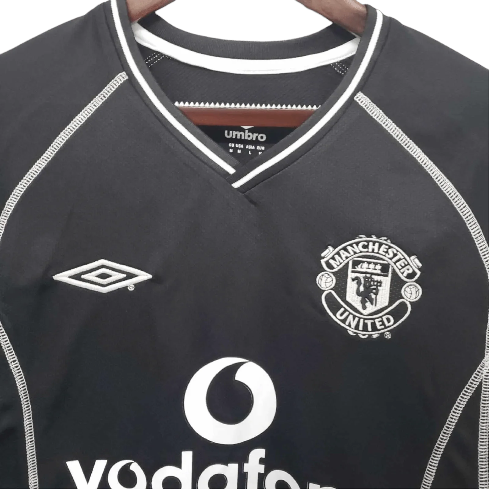 https://cdn.shopify.com/s/files/1/0826/7228/8075/files/20002002-manchester-united-vodafone-goalkeeper-retro-kit-classickits433-280365.webp?v=1741197621
