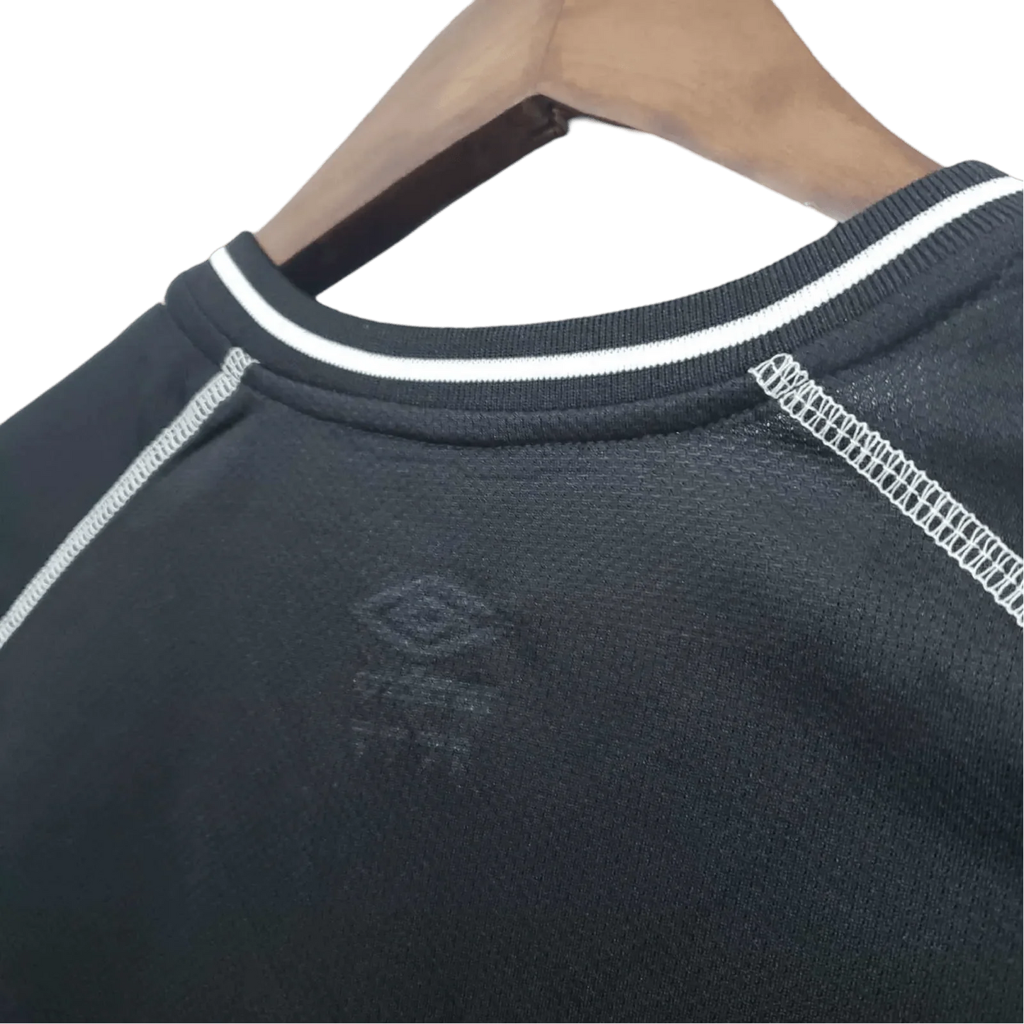 https://cdn.shopify.com/s/files/1/0826/7228/8075/files/20002002-manchester-united-vodafone-goalkeeper-retro-kit-classickits433-298305.webp?v=1741197620