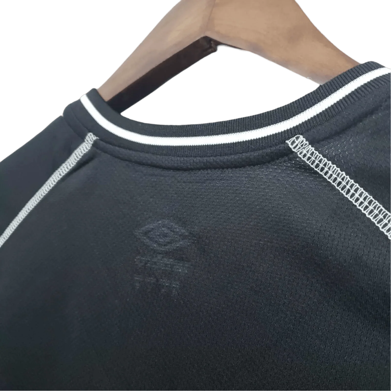 https://cdn.shopify.com/s/files/1/0826/7228/8075/files/20002002-manchester-united-vodafone-goalkeeper-retro-kit-classickits433-298305.webp?v=1741197620