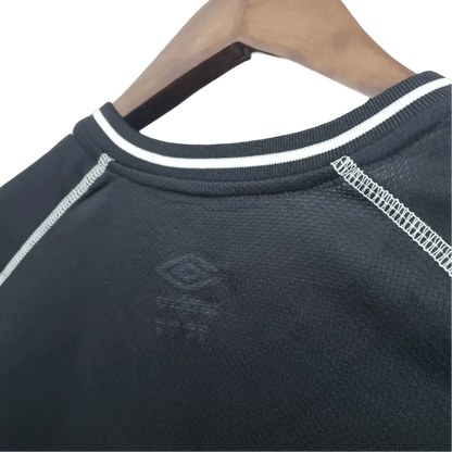 https://cdn.shopify.com/s/files/1/0826/7228/8075/files/20002002-manchester-united-vodafone-goalkeeper-retro-kit-classickits433-298305.webp?v=1741197620