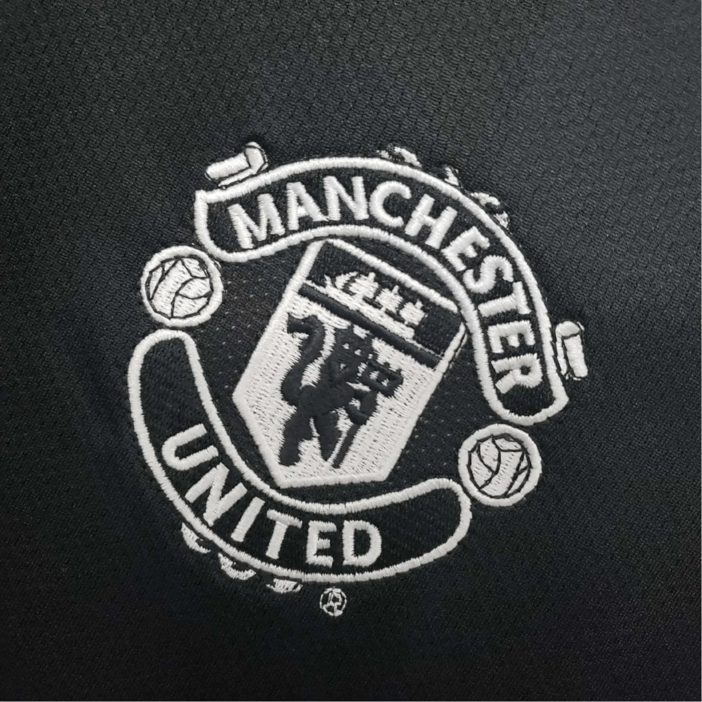https://cdn.shopify.com/s/files/1/0826/7228/8075/files/20002002-manchester-united-vodafone-goalkeeper-retro-kit-classickits433-680103.webp?v=1741197622