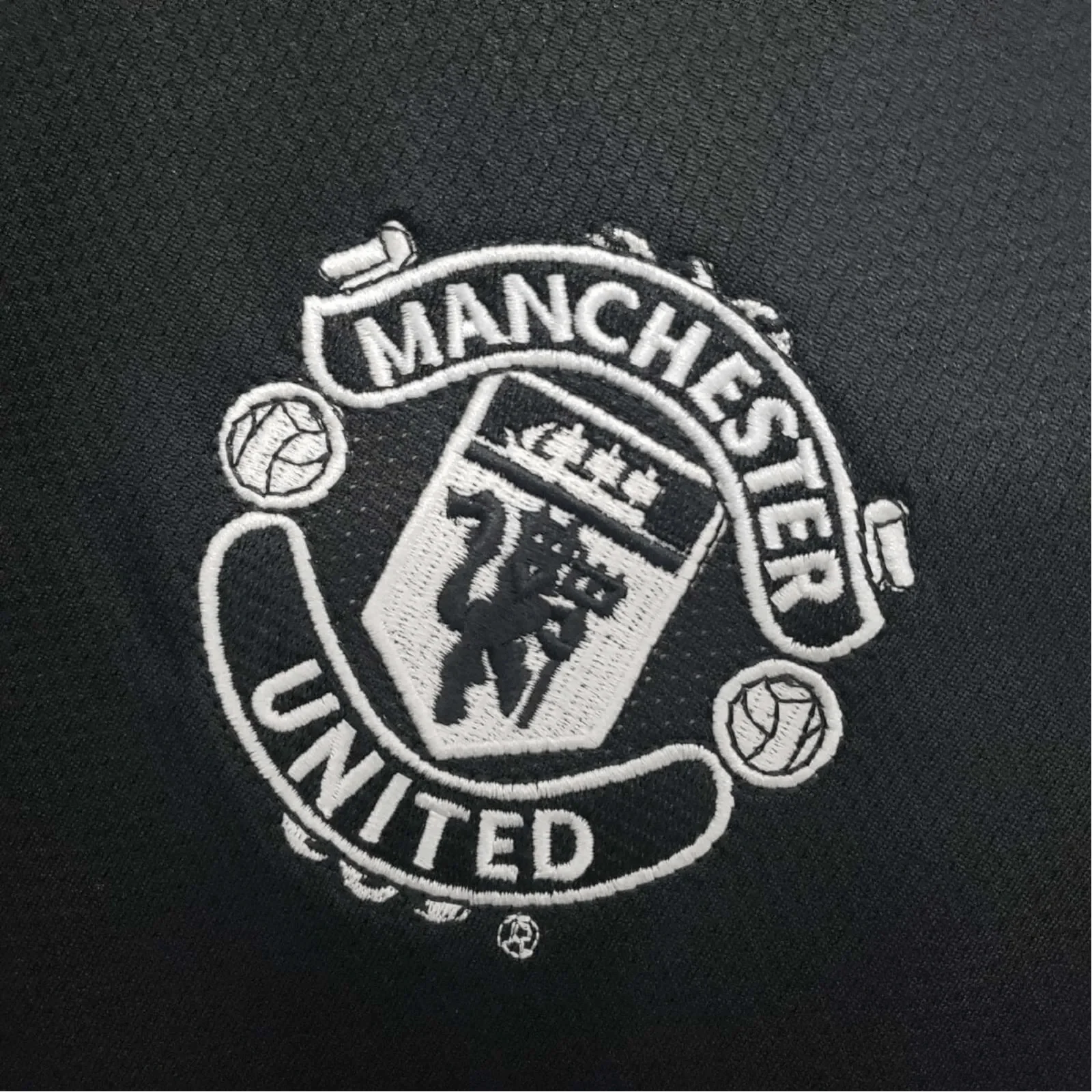 https://cdn.shopify.com/s/files/1/0826/7228/8075/files/20002002-manchester-united-vodafone-goalkeeper-retro-kit-classickits433-680103.webp?v=1741197622
