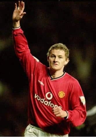https://cdn.shopify.com/s/files/1/0826/7228/8075/files/20002002-manchester-united-vodafone-home-retro-kit-classickits433-530968.webp?v=1741199184