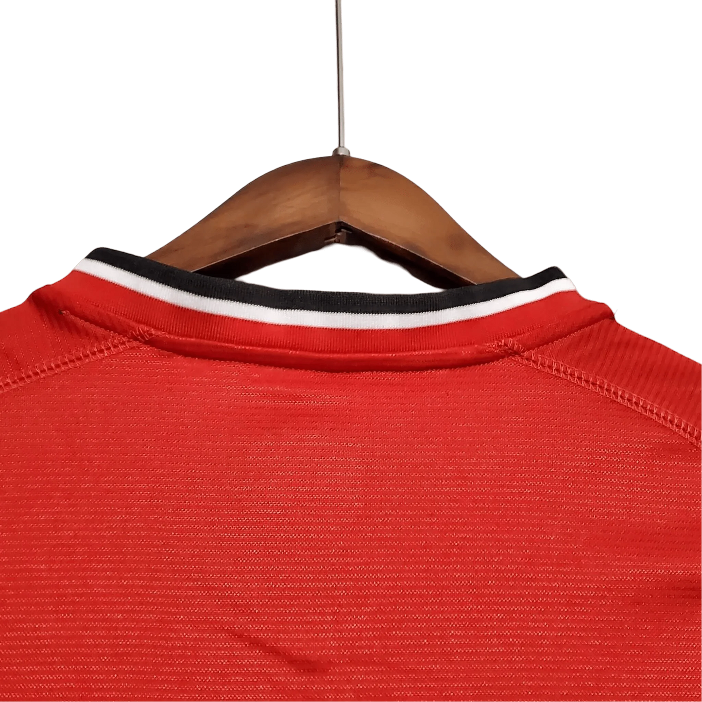 https://cdn.shopify.com/s/files/1/0826/7228/8075/files/20002002-manchester-united-vodafone-home-retro-kit-classickits433-855646.webp?v=1741199184