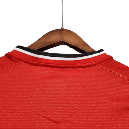 https://cdn.shopify.com/s/files/1/0826/7228/8075/files/20002002-manchester-united-vodafone-home-retro-kit-classickits433-855646.webp?v=1741199184